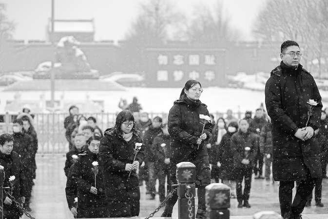 抗战纪念馆雪中寄哀思