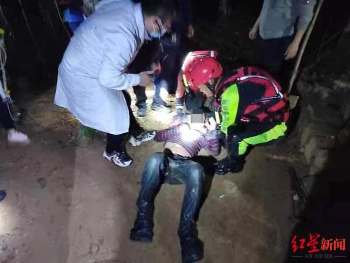 云南一男子被困鱼塘涵洞超24小时获救，亲属称其膝盖腹部有伤 官方：落水原因正调查