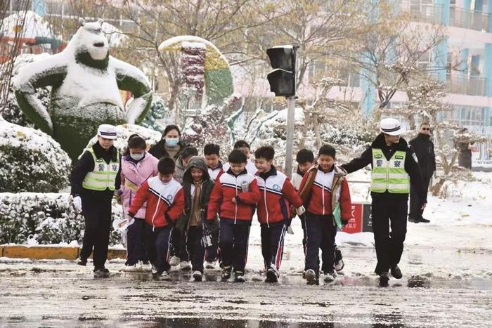 交巡警在辖区校园门口护送学生过马路