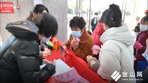 南京银行镇江京口支行联合运河路菜市场开展免费磨刀具的便民服务活动
