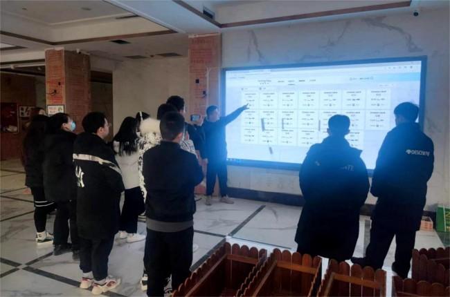 清雷人员在中孚康养小镇讲解智慧养老系统