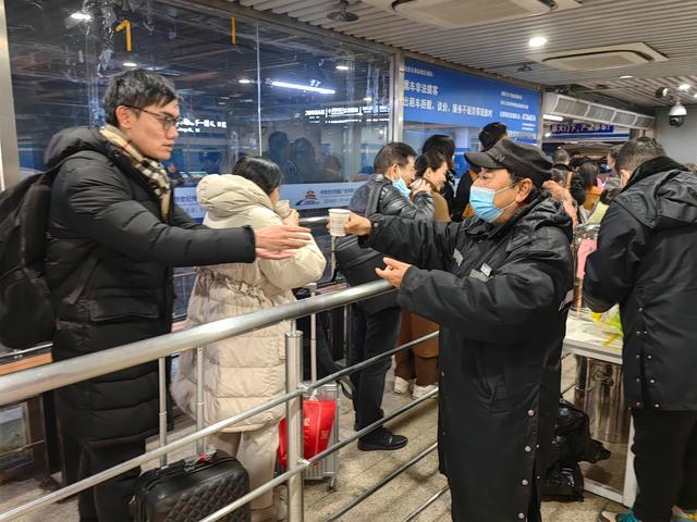 一杯姜糖水，温暖回家路，北京南站地区为旅客送上“站区温情”