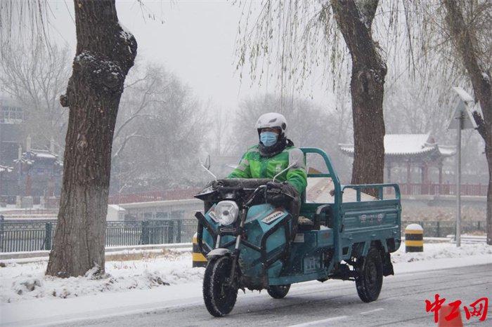 风雪中跟着小哥送外卖，带你体验爆单后的节奏