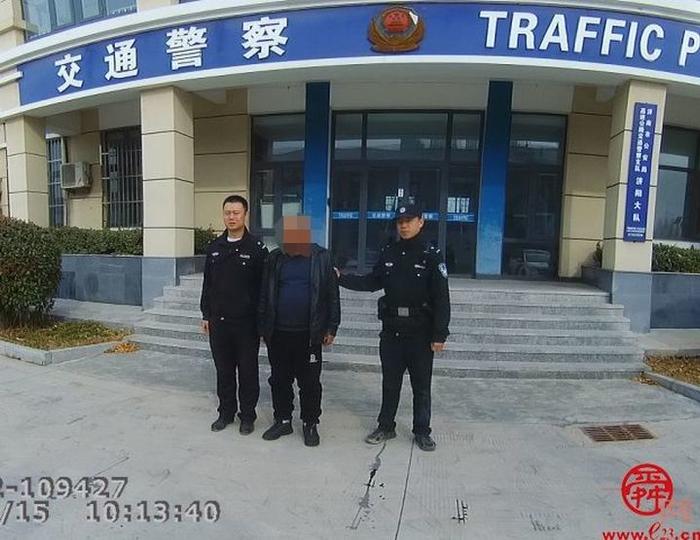 男子闯卡上高速，并且发生事故济南交警对其处罚