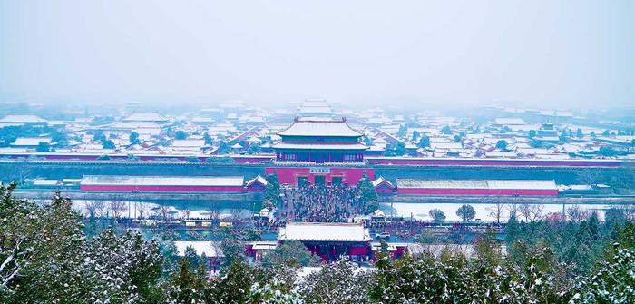 游客冒雪游览北京故宫博物院