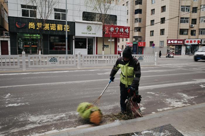 平凉市崆峒区迎来降温、降雪、大风天气