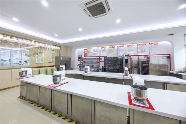 重庆新东方职业学校：打造“4D厨房”标准教室，让人才培育与企业无缝对接
