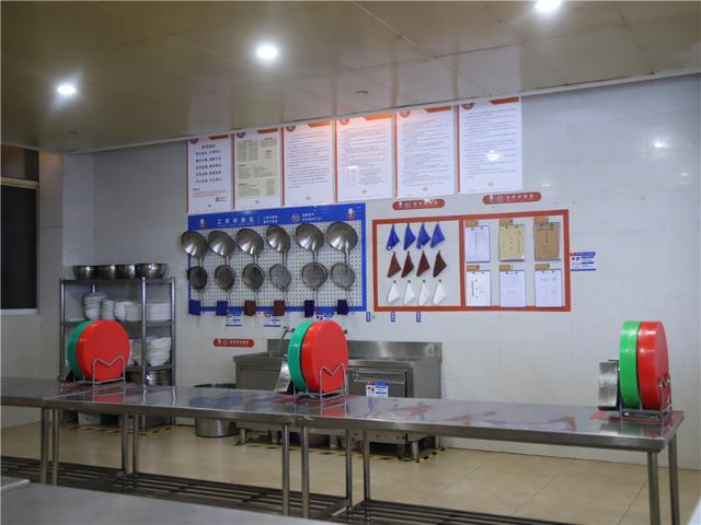 重庆新东方职业学校：打造“4D厨房”标准教室，让人才培育与企业无缝对接