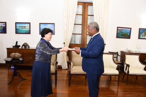 驻塞舌尔大使林楠向塞总统拉姆卡拉旺递交国书