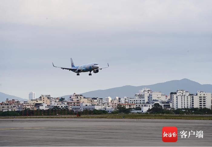 实拍“海南岛国际电影节号”彩绘飞机亮相三亚