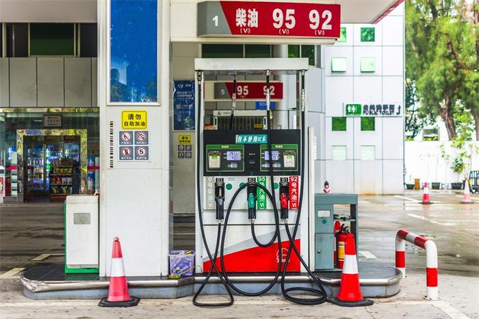 国内油价或将迎今年最大降幅，预计汽柴油价格下调至少0.31元/升【附成品油行业市场供需现状分析】