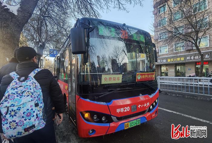 点赞河北｜大雪天，石家庄这路通宵运行的公交温暖城市：连续两天延时5小时收车运送400余乘客