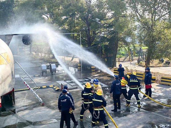 浦东机场消防复训考核：率先采用可运输式航空器真火实训系统