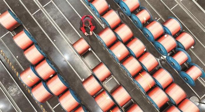 临近年末，在贵阳市观山湖区的中安科技集团电缆生产车间内，工人们开足马力赶制订单，确保完成全年生产任务。