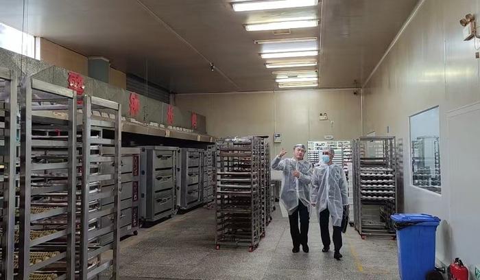 C视频丨面包工厂会有哪些安全生产风险？记者随执法队员实地探访