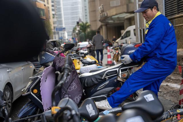 淮海路上的中年大叔，有人称他“单车造型师”