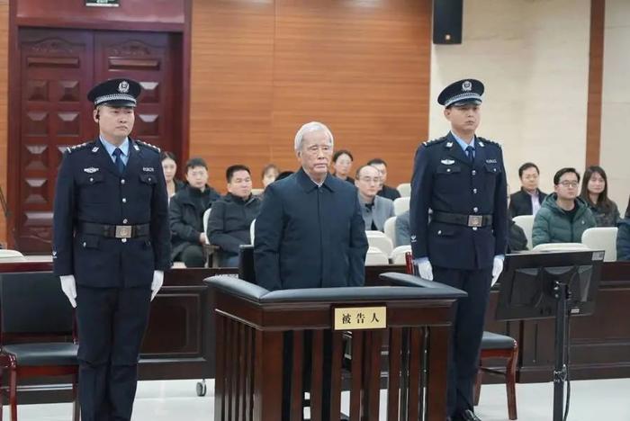 74岁的原中央委员被判刑！报中央批准开除党籍后，68岁的“老虎”也被逮捕