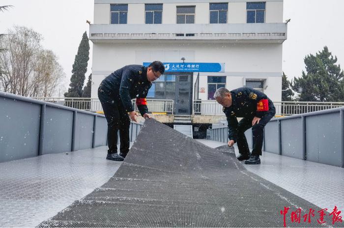 迎战暴雪 安全第一  扬州航务中心做好辖区航闸保通保畅工作