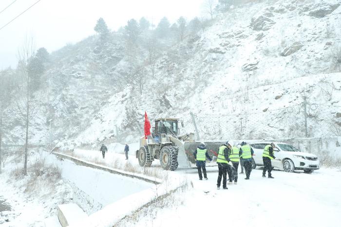 秦岭大雪，中铁七局西十项目部挺身而出