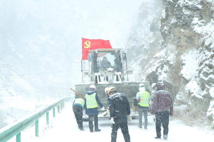 秦岭大雪，中铁七局西十项目部挺身而出