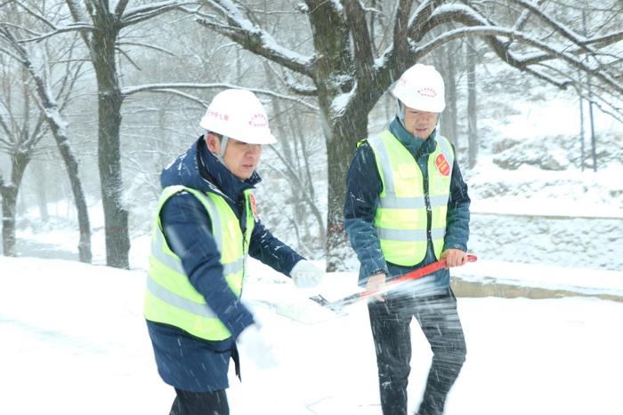 秦岭大雪，中铁七局西十项目部挺身而出