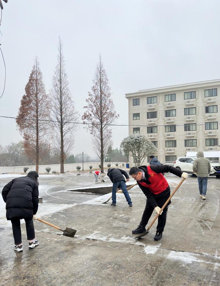 怀宁县黄墩镇：清冰除雪 暖冬更暖心