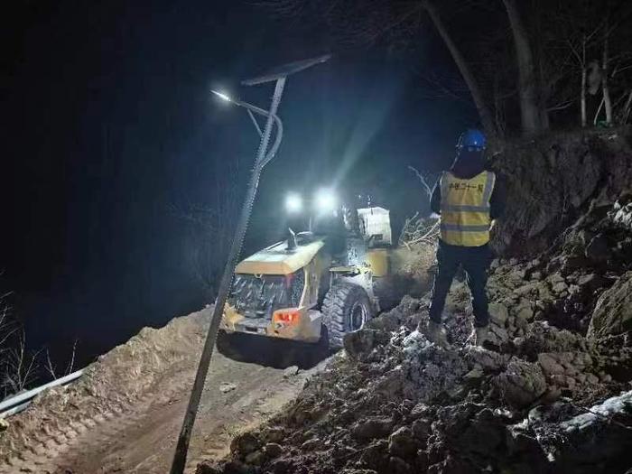 紧急搭建帐篷！正在抢修道路！工人日报—中工网记者直击积石山地震现场