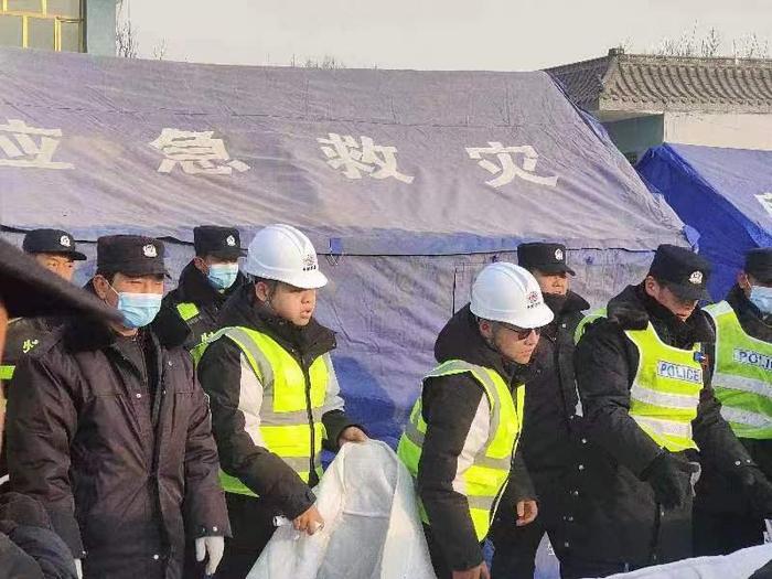 紧急搭建帐篷！正在抢修道路！工人日报—中工网记者直击积石山地震现场