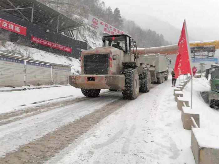 秦岭大雪，中铁七局西十项目部挺身而出