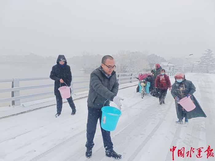 迎战暴雪 安全第一  扬州航务中心做好辖区航闸保通保畅工作