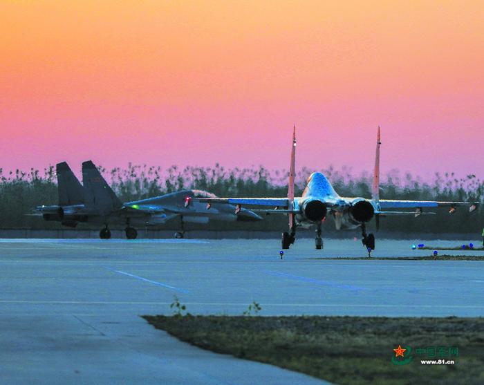 空军航空兵某团夜间飞行训练掠影