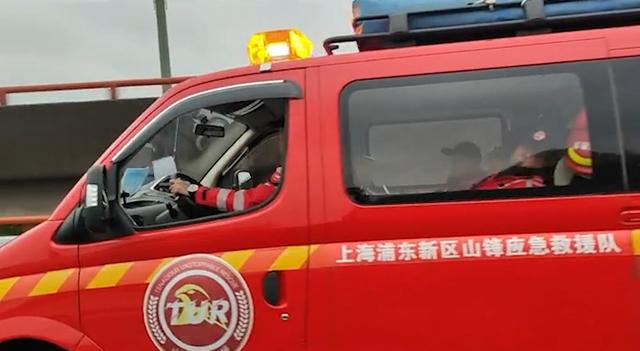携带大量设备和物资，由上海退役军人组成的多支应急救援队赶赴甘肃救灾