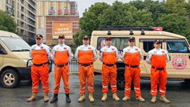 携带大量设备和物资，由上海退役军人组成的多支应急救援队赶赴甘肃救灾