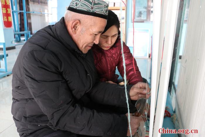 新疆手工编织地毯背后的繁荣：两代人的人文传承 Handwoven carpet business fuels prosperity in Xinjiang 