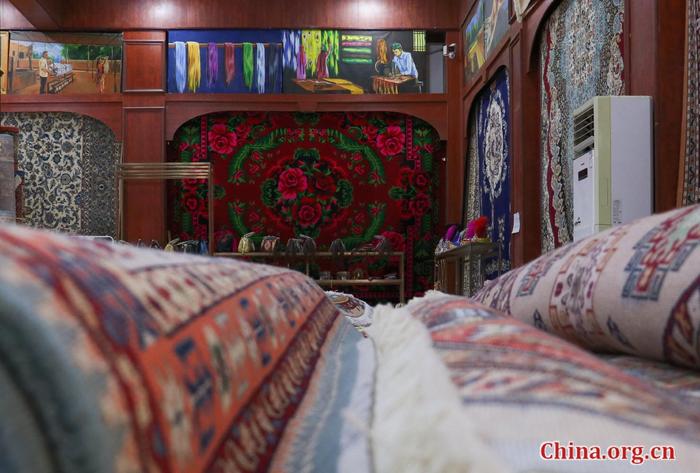 新疆手工编织地毯背后的繁荣：两代人的人文传承 Handwoven carpet business fuels prosperity in Xinjiang 