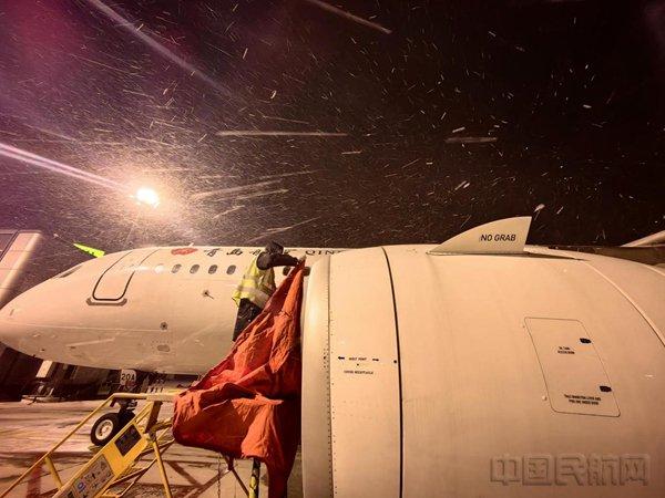 青岛航空机务：寒夜勇战风雪，保障航班运行