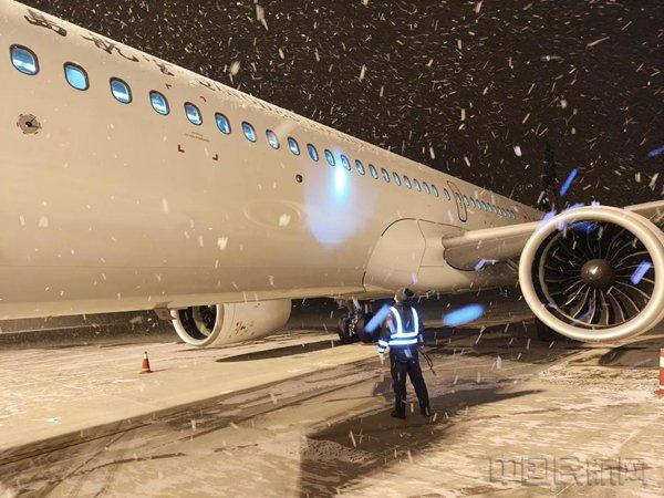 青岛航空机务：寒夜勇战风雪，保障航班运行