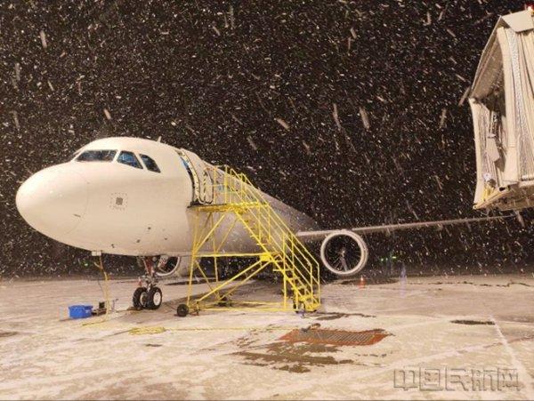 青岛航空机务：寒夜勇战风雪，保障航班运行