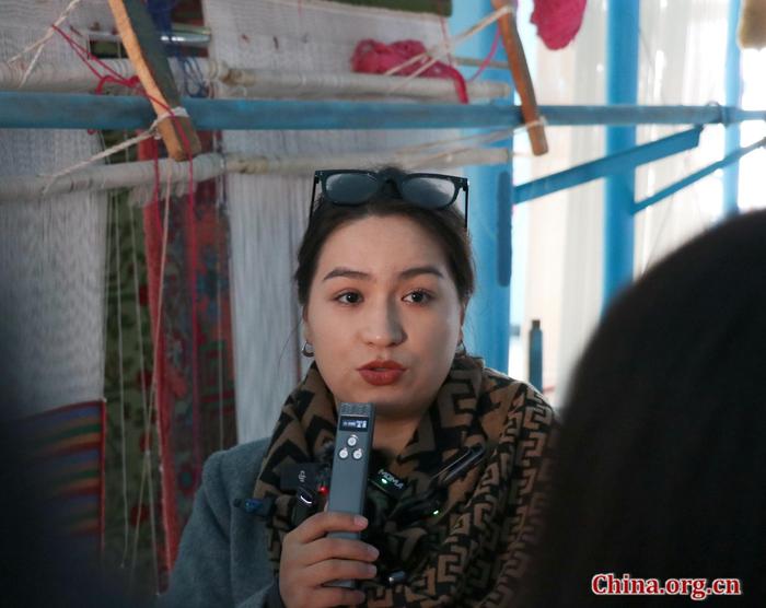 新疆手工编织地毯背后的繁荣：两代人的人文传承 Handwoven carpet business fuels prosperity in Xinjiang 