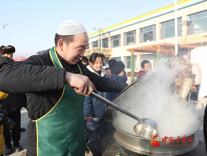 【抗震救灾进行时】受灾群众安志花震后第一夜：人暖和心也暖和