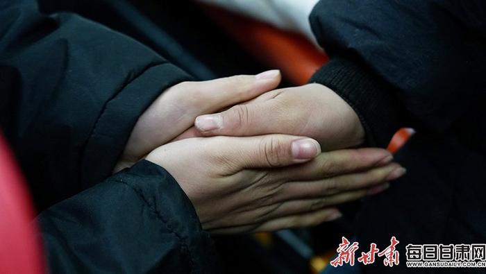 【图片新闻】甘肃省红十字志愿者为灾区孩子提供心理辅导