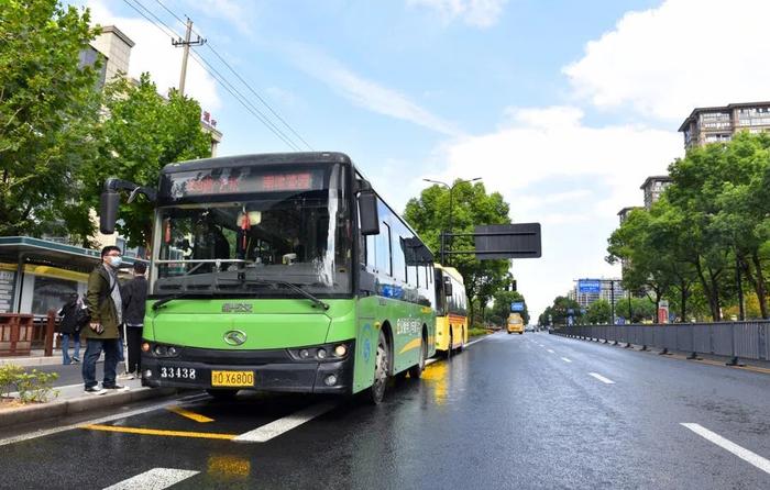 纷纷停运，没人坐了？公交车开始搞副业：当婚车开顺风车，还送快递…