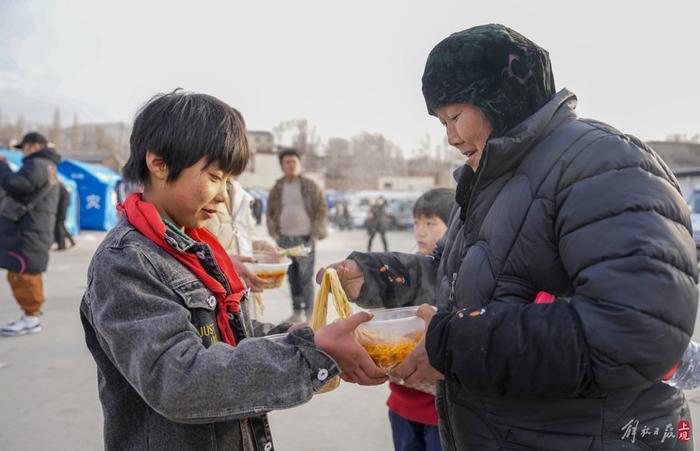 【现场图】大河家镇安置点，群众已经吃上了热气腾腾牛肉面