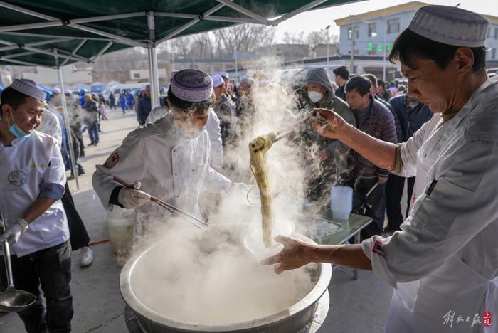 【现场图】大河家镇安置点，群众已经吃上了热气腾腾牛肉面