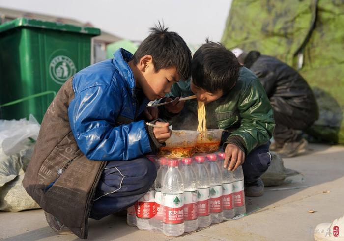 【现场图】大河家镇安置点，群众已经吃上了热气腾腾牛肉面