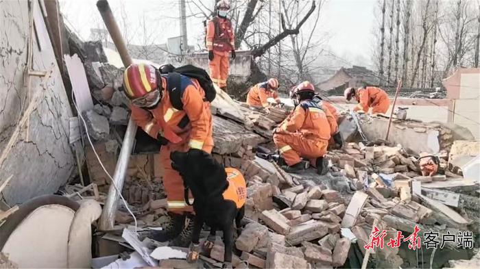 甘肃消防救援力量在受灾最严重的大河家镇10个行政村开展拉网式搜救
