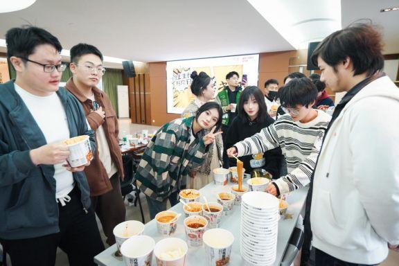 阿宽食品组织大学生开展吐槽大会，获取真实消费者反馈