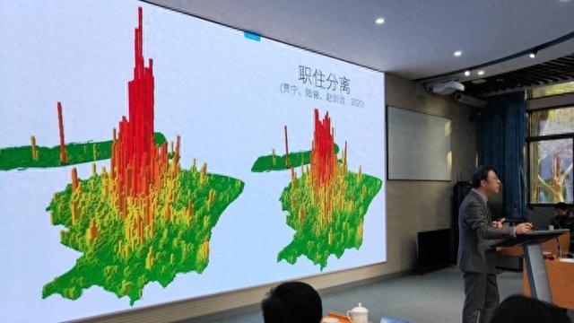 人口向市中心“倾斜”，反而不容易高峰拥堵？原来上海是这么一座“倾斜城市”