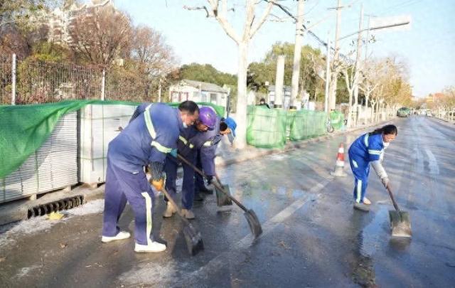 这条道路有结冰现象，请过往市民注意安全！