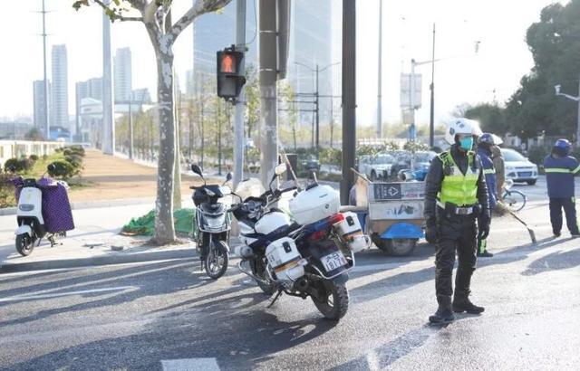 这条道路有结冰现象，请过往市民注意安全！